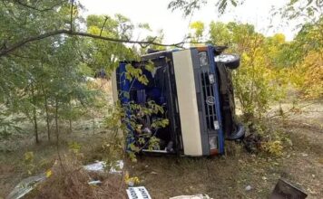 Автобус «Запорожье — Никополь» перевернулся и слетел с дороги (ФОТО)