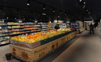 В запорожских супермаркетах вакцинированных сотрудников пометят значками (ФОТО)