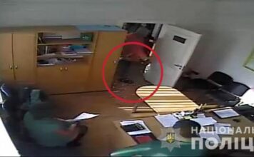 В Запорожской области чиновника на заседании облили пивом