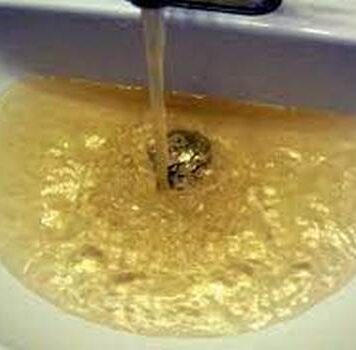 Запоріжців попередили, що водопровідна вода може стати жовтою