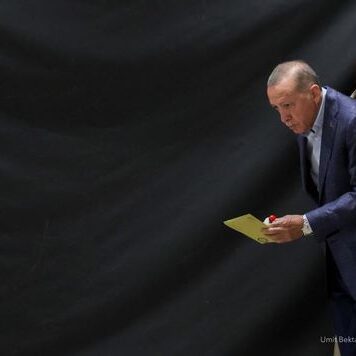 Вибори в Туреччині: члени комісій заповнюють бюлетені на користь Ердогана