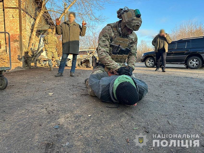 Поліція Києва та СБУ затримали чоловіка, який за вказівкою ворожих спецслужб намагався підірвати правоохоронців