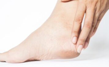 Як вдома позбутися натоптишів, тріщин на п’ятах та мозолів