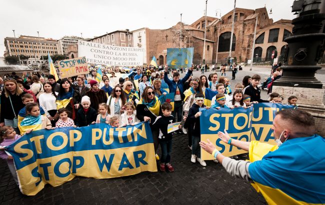 Герб України на зап’ясті: сенатор Італії ефектно показав солідарність із Києвом_6910134111ef1.jpeg