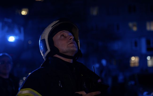 Уламки влучили у будинок, ще кілька висоток горять: перші наслідки обстрілу Києва_6916727e11689.jpeg