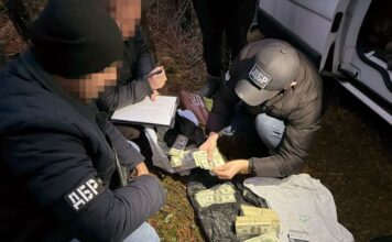 Вкрав купу доларів і ховався в лісі: затриманому копу з Києва оголосили підозру (фото)