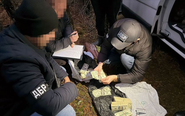Вкрав купу доларів і ховався в лісі: затриманому копу з Києва оголосили підозру (фото)_690e3525e5df9.jpeg