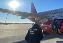 Зривало обшивку і деталі двигуна: у РФ посадили «суперджет», що розвалювався на льоту