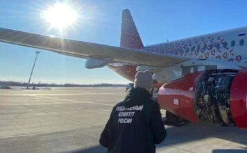 Зривало обшивку і деталі двигуна: у РФ посадили «суперджет», що розвалювався на льоту