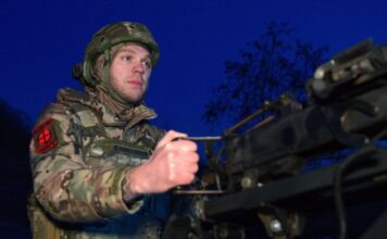 У Миколаєві пролунали вибухи на тлі ракетної атаки