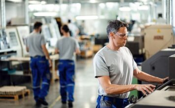 Зарплати в Україні 2025: хто заробляв найбільше та де зросли доходи