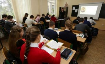 Канікули закінчилися, але за парти повернуться не всі: як працюватимуть школи Києва з 2 лютого