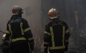 Росіяни вдарили по залізниці у трьох областях: пошкоджене депо та вантажні вагони