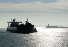 Замаскований танкер «тіньового флоту» РФ із Мурманська посадили на мілину у Франції