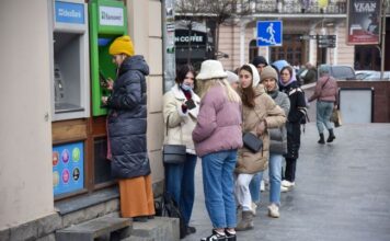 ПриватБанк та Ощадбанк оновили курс валют: де дешевше долар та євро 13 лютого