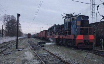 РФ б’є по залізниці: на Запоріжжі дрон атакував станцію та пошкодив локомотив (фото)